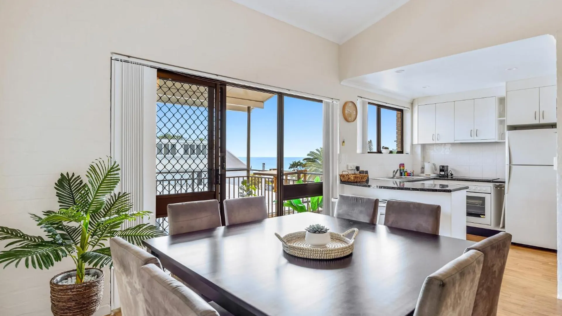Quaint 2-Bed Beach Abode With Ocean Views Alexandra Headland 0*,  Australië