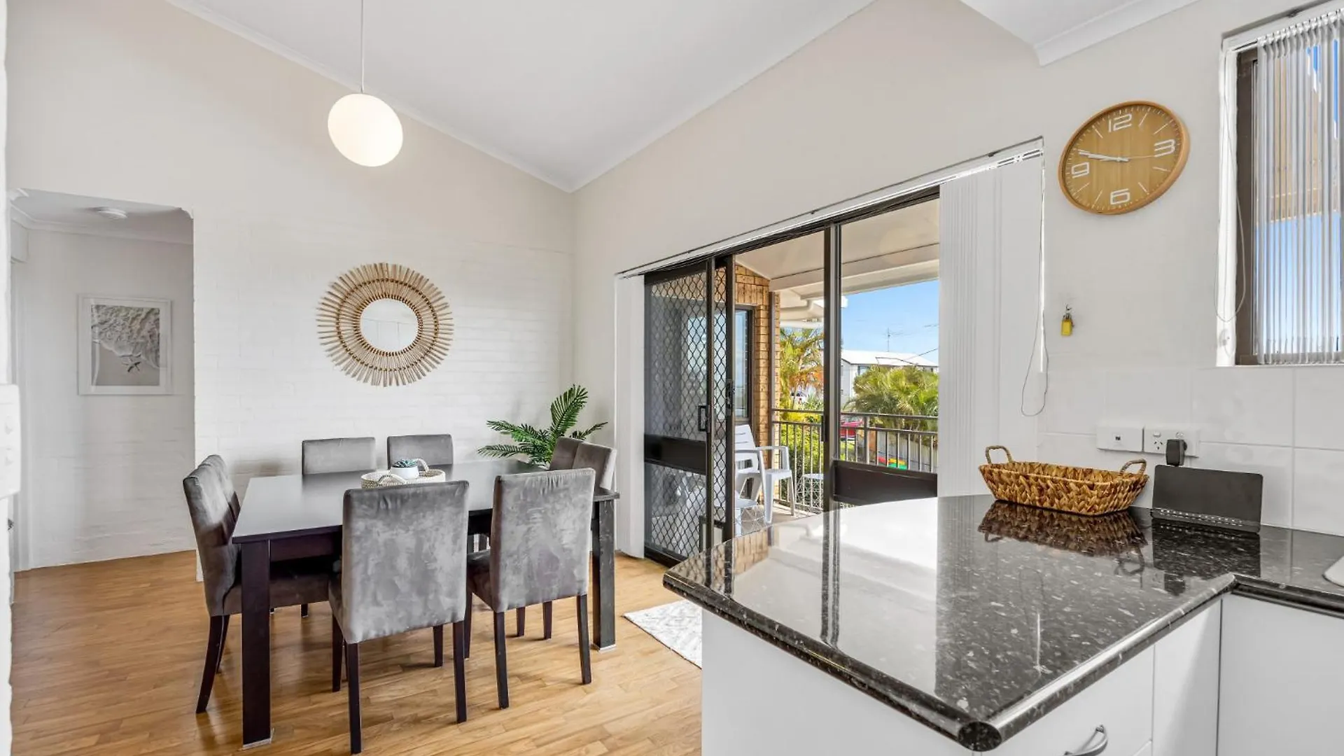 Quaint 2-Bed Beach Abode With Ocean Views Alexandra Headland 0*,